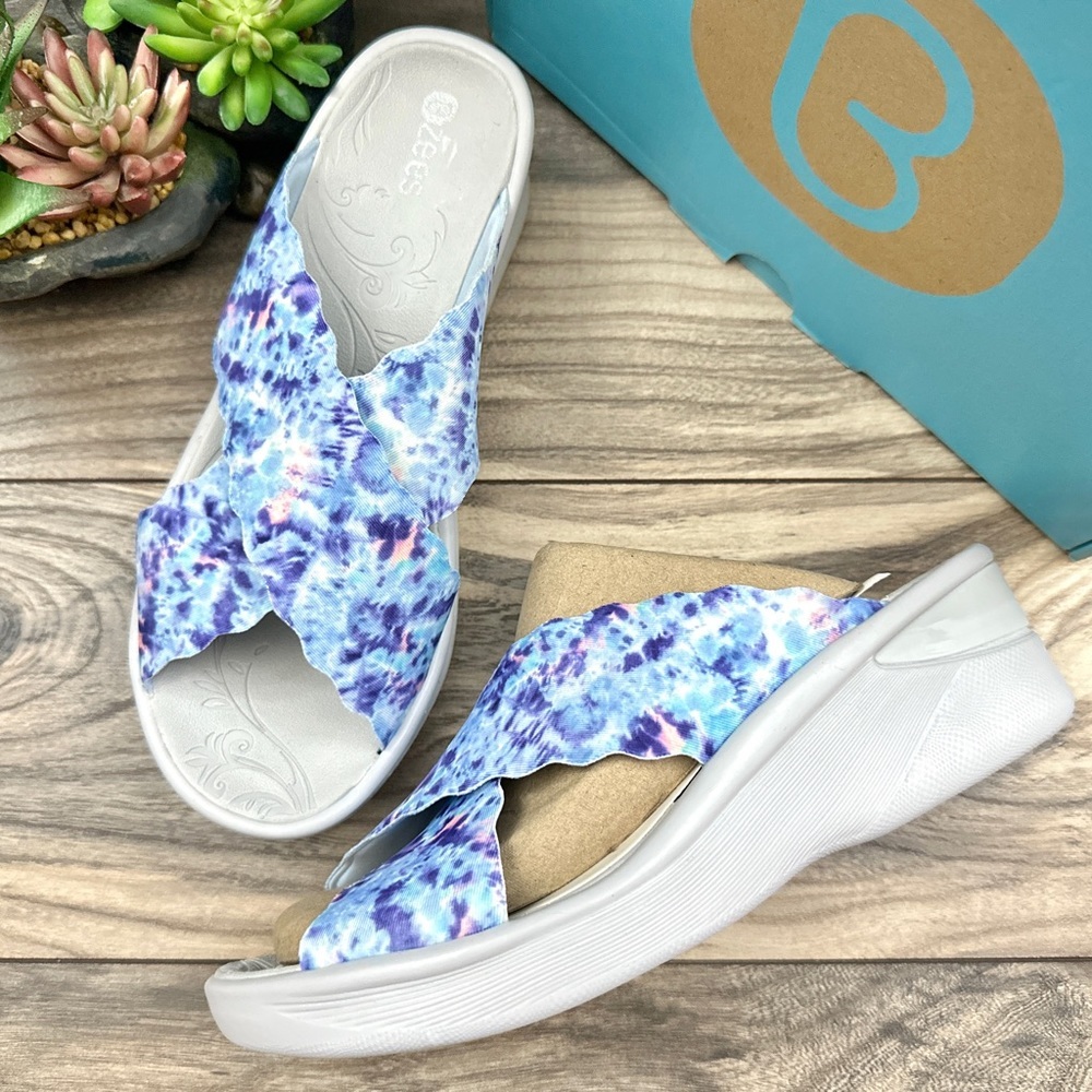 NEW Bzees Sahara Comfort Stretch Slide Wedge Sandal 8.5M 38.5 Blue Tie Dye